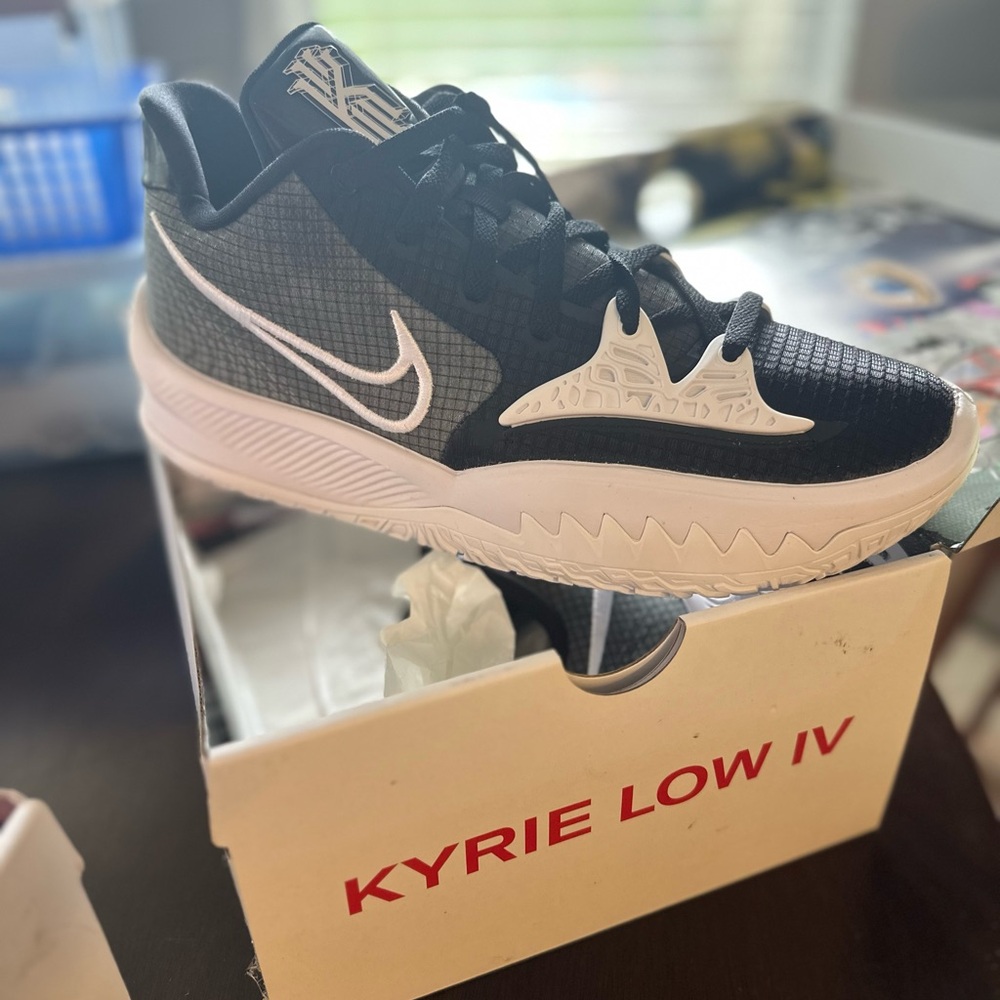 Kyrie Low IV sneakers